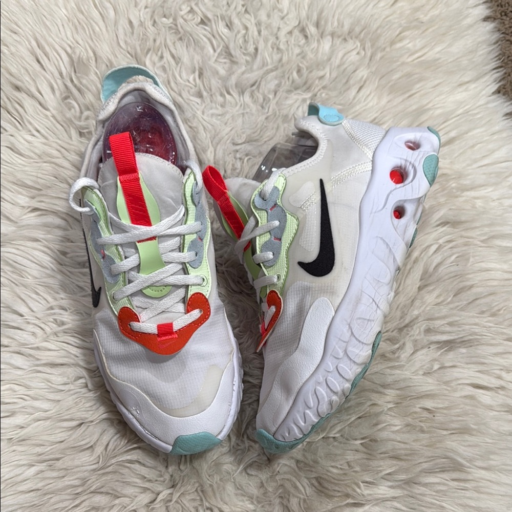 Nike React ARTMIS White Bright Crimson Women's‎ Size
9.5 CN8203-101